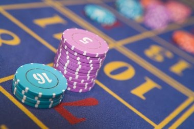 Sugar Rush game interface showing spin button and payout table